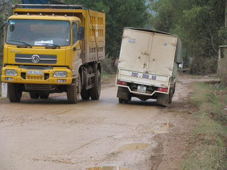 Thái Nguyên Tỉnh lộ 269 bị cày nát vì xe quá tải