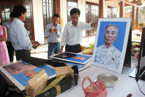 Donating objects for exhibit at the Vietnamese heroic mother museum