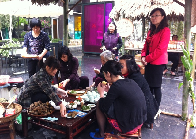 Traditional markets depicted in photo exhibition in Hanoi