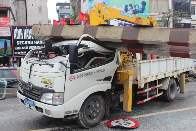 Cố tình lên cầu vượt, xe cẩu gây tai nạn nghiêm trọng