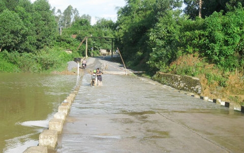 Nghe An builds bridge at dangerous dam