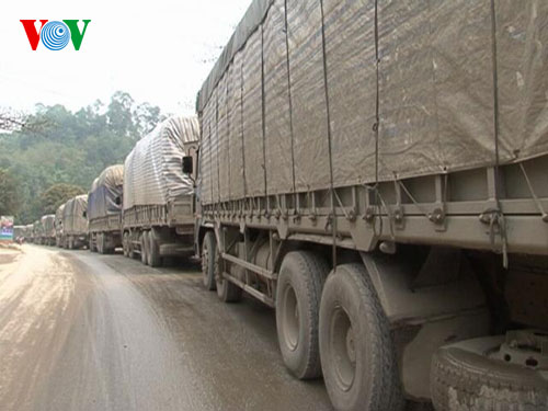 Ách tắc giao thông nhiều giờ trên quốc lộ 70 đoạn qua Yên Bái