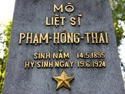 Đoàn Thành ủy Hồ Chí Minh dâng hương tại mộ Liệt sỹ Phạm Hồng Thái ở Trung Quốc