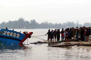 Cứu sống 4 ngư dân gặp nạn trên vùng biển Hà Tĩnh