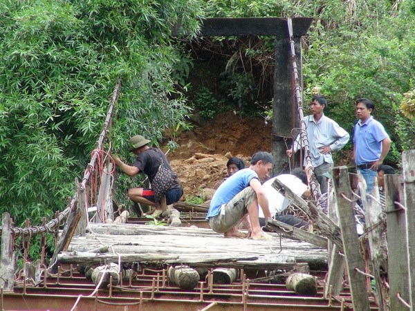Lai Châu khẩn trương làm cầu treo tạm cho người dân bản Chu Va 6