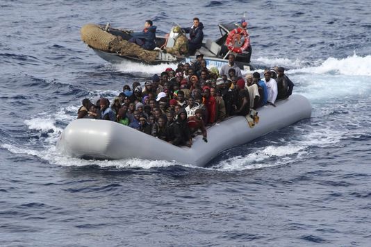 Plus de 1 000 migrants secourus en deux jours au large de l Italie