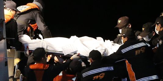 Corée du Sud les premiers corps de victimes du ferry naufragé récupérés