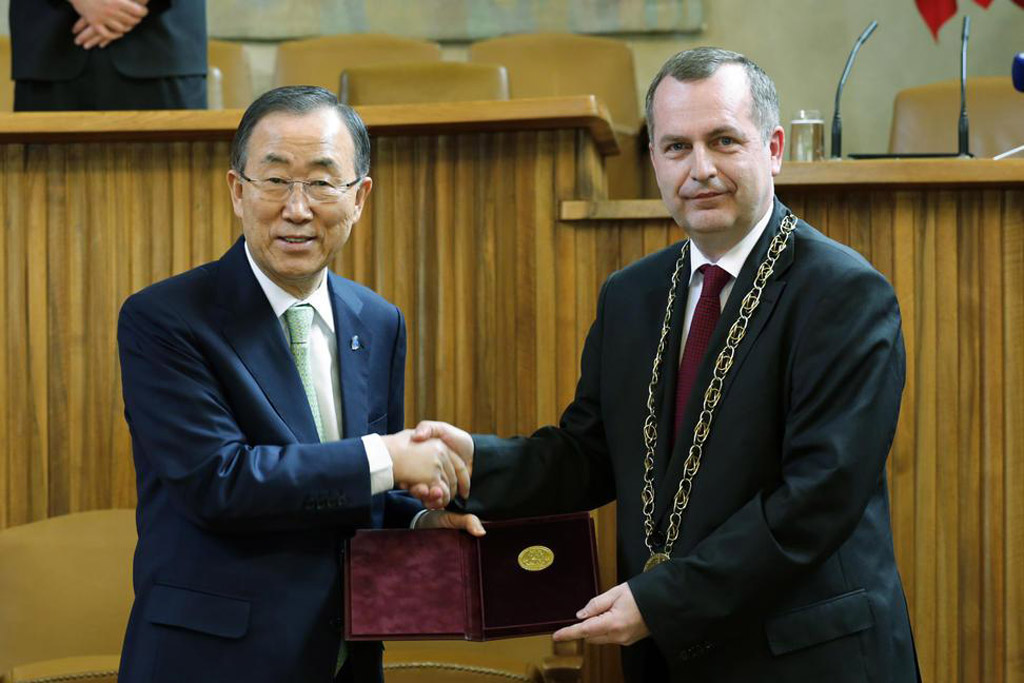 A Prague, Ban Ki-moon appelle le monde à s attaquer aux défis du 21ème siècle