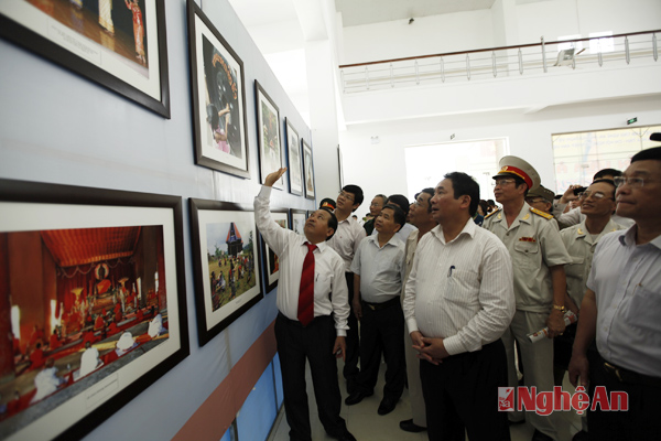Photo exhibition about Lao people and land opens in Vietnam