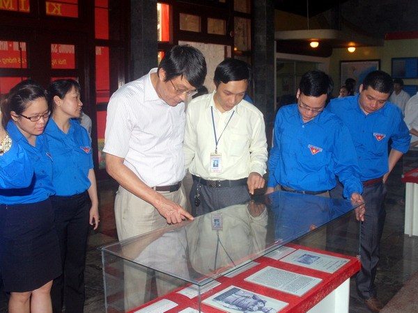 Vietnamese culture and history through documents and images