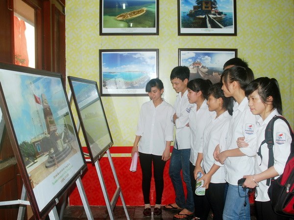 Photo exhibition about Vietnam’s seas and islands opens in Gia Lai province