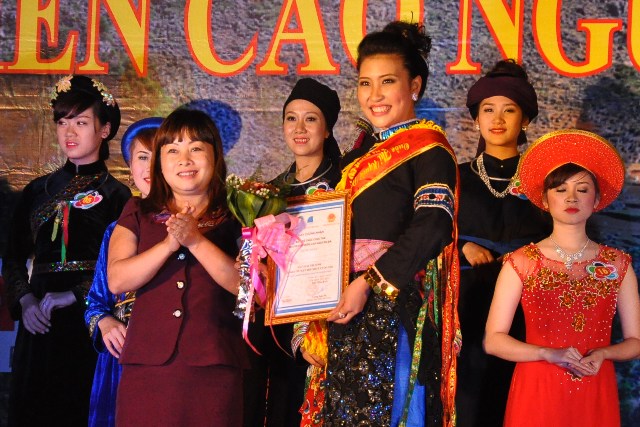 Lưu Thị Hòa đăng quang Người đẹp miền Cao nguyên đá 2014