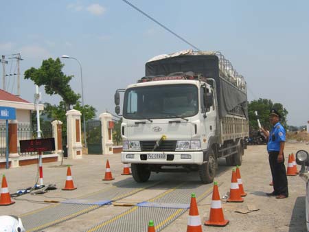 Các xe tải né tránh trạm cân trên tuyến Quốc lộ 1A tỉnh Phú Yên