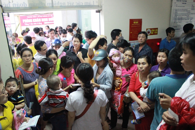 Hà Nội Chen chân đi tiêm vắc xin sởi