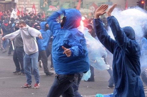 Scènes de guérilla urbaine dans une manifestation à Rome