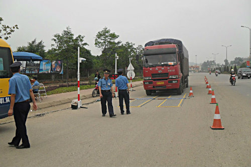 Tăng cường kiểm tra trọng tải xe tại các tuyến quốc lộ