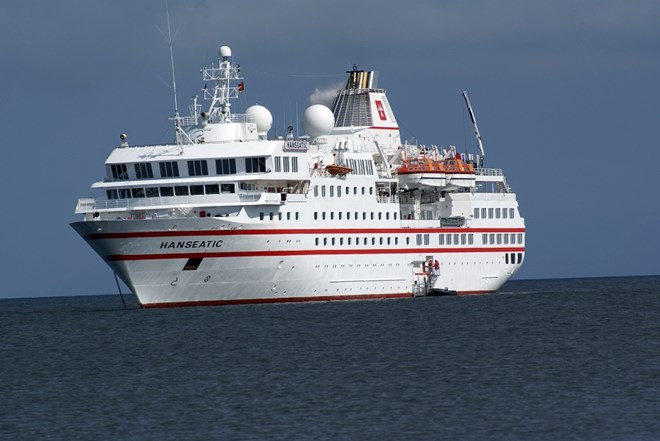 Luxury cruise ships brings 750 foreign tourists to Phu Quoc