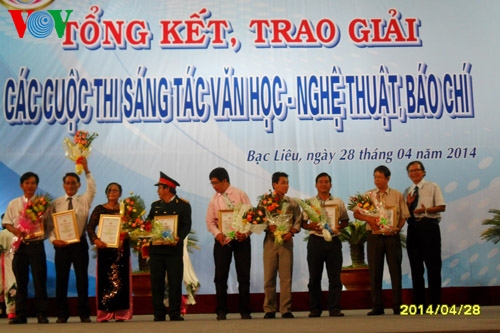 Festival Đờn ca tài tử quốc gia lần thứ nhất Trao giải cho các tác phẩm văn học, nghệ thuật và báo chí chào mừng Liên hoan