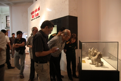 Des statues antiques du Vietnam exposées à Hanoi