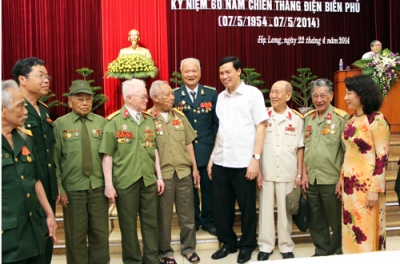 60名奠边府老战士代表汇聚广宁省