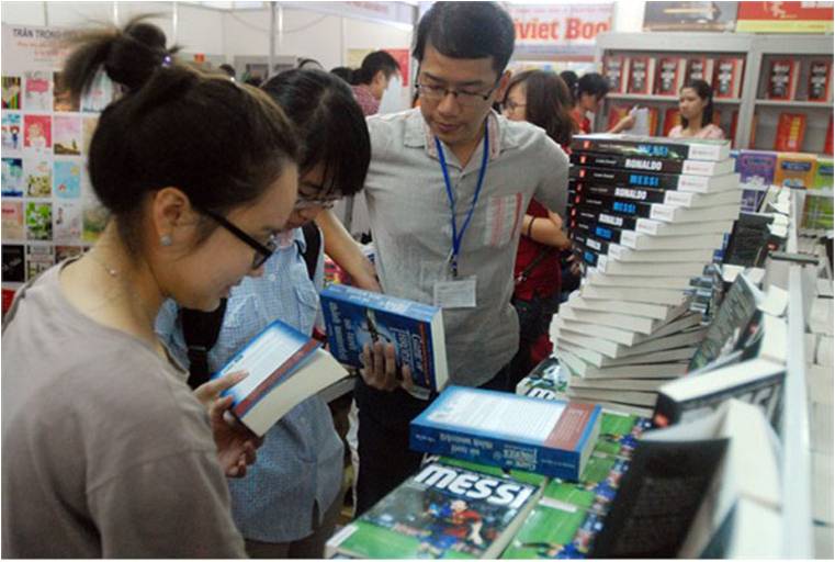 Dien Bien exposition de livres en célébration du 60e anniversaire de la victoire de Dien Bien Phu