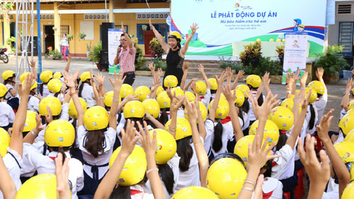 Phát động Chương trình “đội mũ bảo hiểm cho trẻ em”