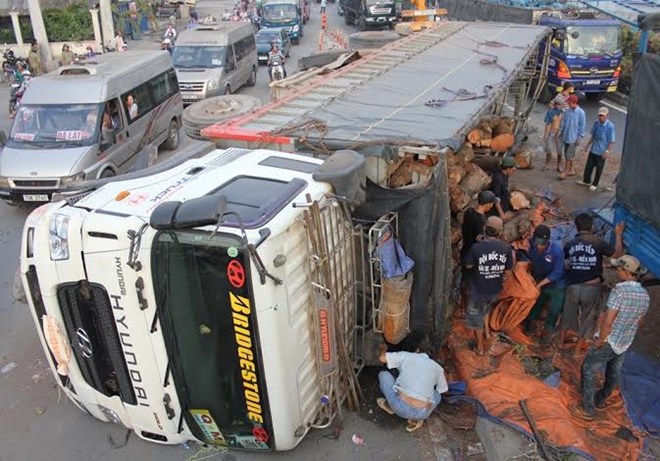 Thành phố Hồ Chí Minh Xe tải chở gỗ bị lật gây ùn tắc giao thông