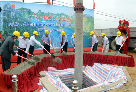 Khởi công dự án đưa điện lưới quốc gia đến 5 xã đảo của huyện Vân Đồn - Quảng Ninh