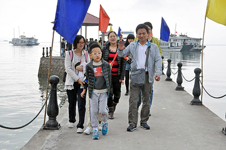 Quang Ninh and Hanoi discuss ways to develop tourism