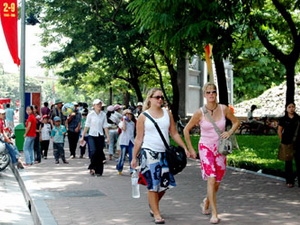 Hanoi sees large number of travellers on holiday