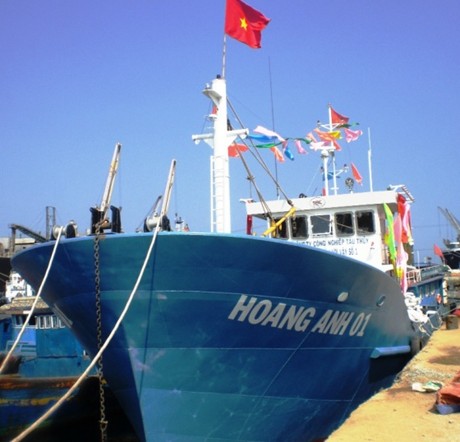 Bàn giao tàu đánh cá vỏ thép đầu tiên cho ngư dân Quảng Ngãi