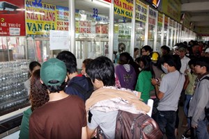 Khan hiếm xe, nhiều du khách mắc kẹt tại Đà Lạt