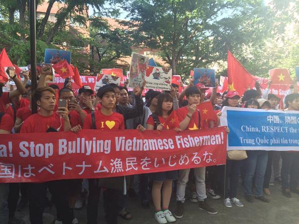 Thanh niên Việt Nam siết chặt tay hướng về Biển Đông