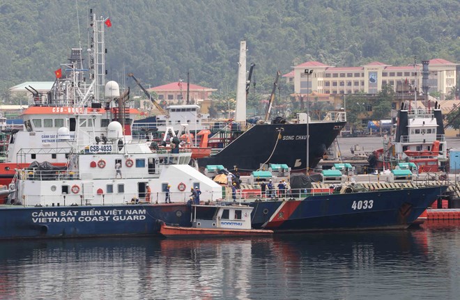 Trao tiền hỗ trợ Vùng Cảnh sát biển 2 và tàu ngư dân bị hư hỏng do tàu Trung Quốc tấn công