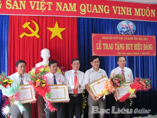 90 đảng viên được nhận huy hiệu Đảng đợt 19 5 2014