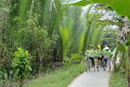 An Giang attracts thousands of holiday visitors