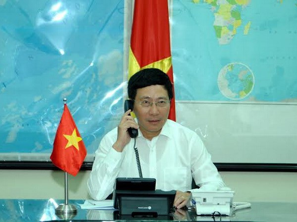 Pham Binh Minh discute par téléphone avec ses homologues étrangers