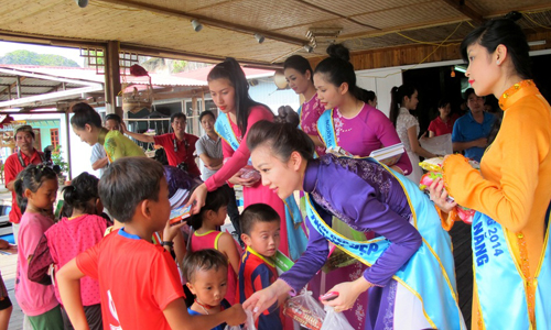 Ha Long beauties present gifts to poor children in Cua Van fishing village