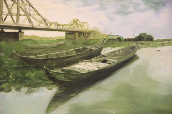 Artworks and photos about Long Bien bridge on display