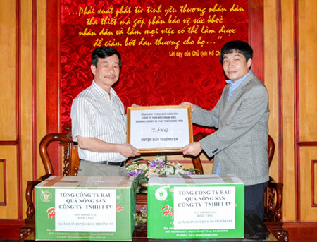Hội Chữ thập đỏ Việt Nam thăm, tặng quà cán bộ chiến sĩ quần đảo Trường Sa và Nhà giàn DK1