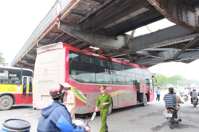 Tài xế bất cẩn, xe khách kẹt cứng dưới gầm cầu Long Biên
