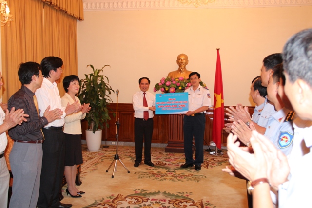 Bộ Ngoại giao, Tập đoàn Dầu khí Quốc gia Việt Nam tặng quà Cảnh sát biển và Kiểm ngư Việt Nam