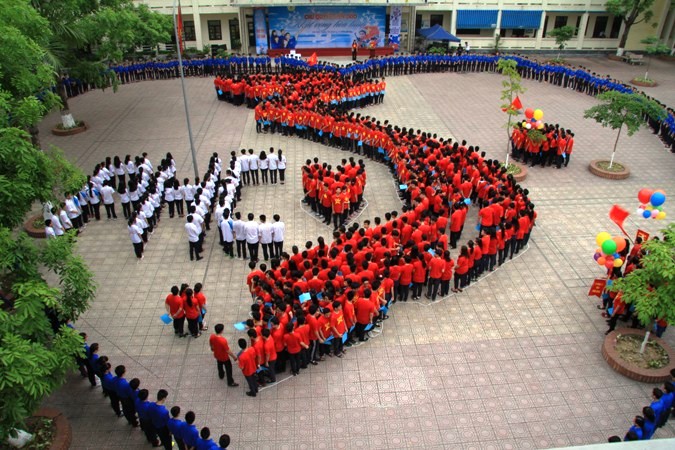 1 200 học sinh và giáo viên cùng xếp hình bản đồ Tổ quốc