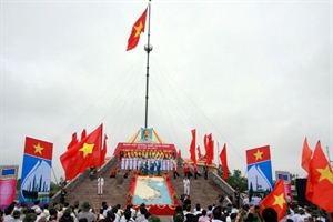 Cérémonie de lever du drapeau national sur Hiên Luong
