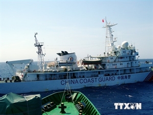 Les navires de guerre chinois transportant des armes pour menacer des navires vietnamiens