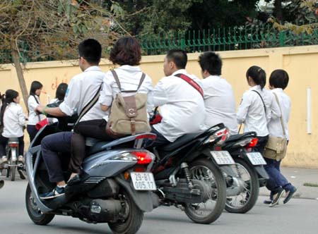 Thông báo về nhà trường các học sinh, sinh viên vi phạm Luật giao thông đường bộ