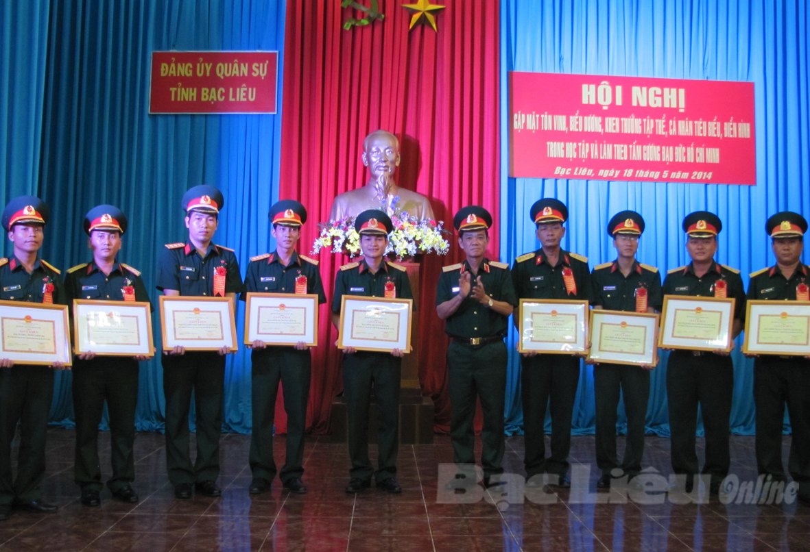 Đảng ủy - Bộ Chỉ huy Quân sự tỉnh Tôn vinh, khen thưởng tập thể, cá nhân tiêu biểu trong Học tập và làm theo tấm gương đạo đức Hồ Chí Minh