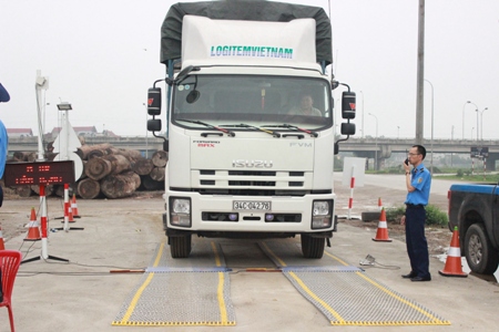 Xử lý tình trạng xe quá tải vượt trạm cân vào ban đêm