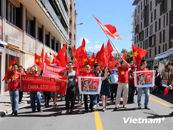 Les Vietnamiens en France manifestent contre la Chine