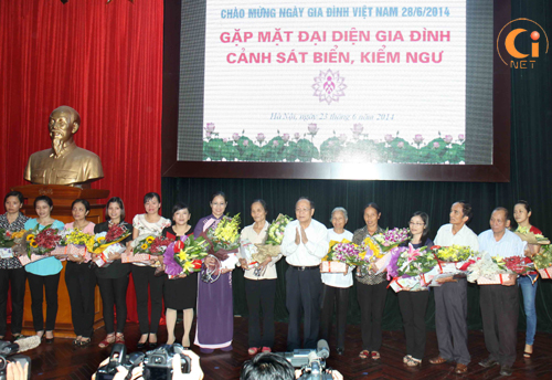 Meeting with families of Vietnamese coast guard and fisheries surveillance